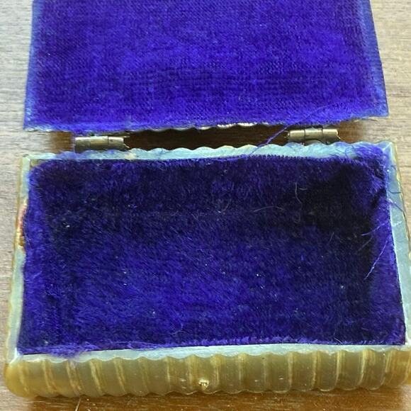Antique Horn Trinket Box w/ Brass Clasp & Velvet Lining – Victorian Era - Picture 6 of 6